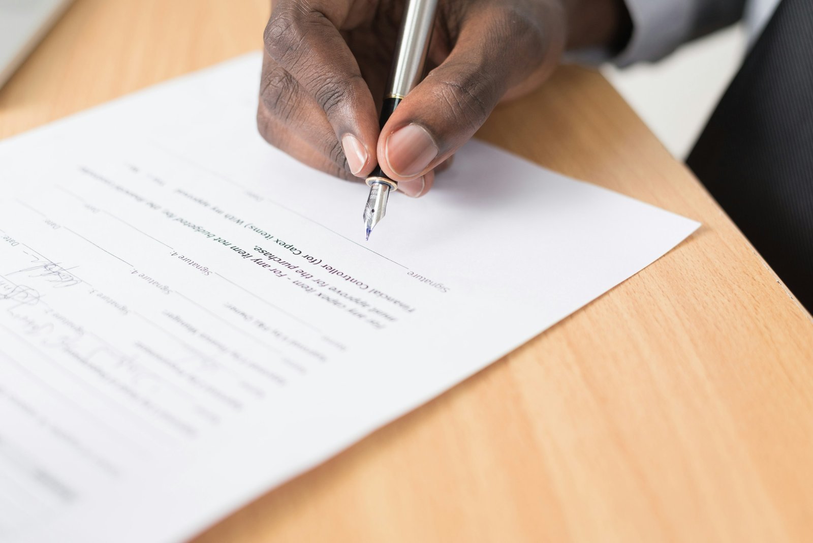 Firma de un contrato de arrendamiento de local comercial